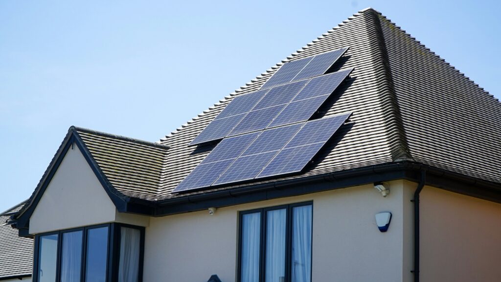 Placas solares instaladas sobre el tejado de una vivienda.